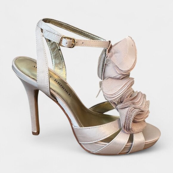 Classy Audrey Brooke Pump - Size 6 - Picture 1 of 7